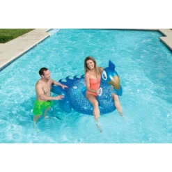 Bestway 41101 Pretty Peacock Schwimmtier 198x164 Cm Zum Aufblasen -Schwimmbadzubehör Bestway aufblasbarer Pfau mit Frau sitzend im wasser