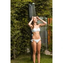 Solardusche Exquisit Aus Edelstahl Mit Glasfront 18l 9 Solardusche Exquisit Aus Edelstahl Mit Glasfront 18l -Schwimmbadzubehör Solardusche Exquisit mit Frau